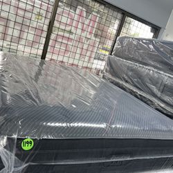 QUEEN SIZE SIMMONS BEAUTYREST BLACK (FIRM) MATTRESS & BOX SPRING BED SET