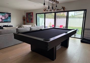 Pool table 8ft ( free delivery & set up & new color felt of your choice)