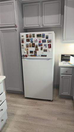 Refrigerator Insignia 18 Cu. Ft. Top-Freezer (NS-RTM18WH2)