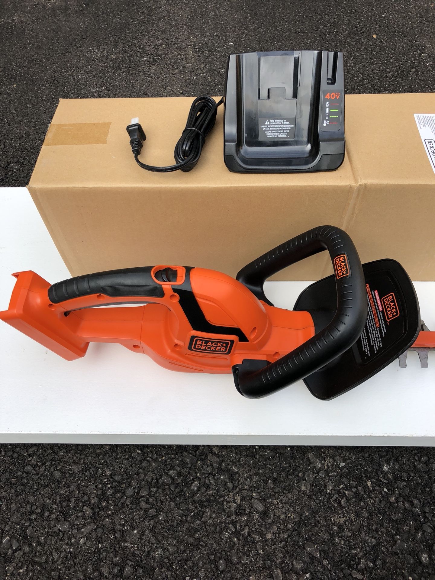 BLACK + DECKER LHT 2436 40V Lithium 24in. Hedge Trimmer EUC for Sale in
