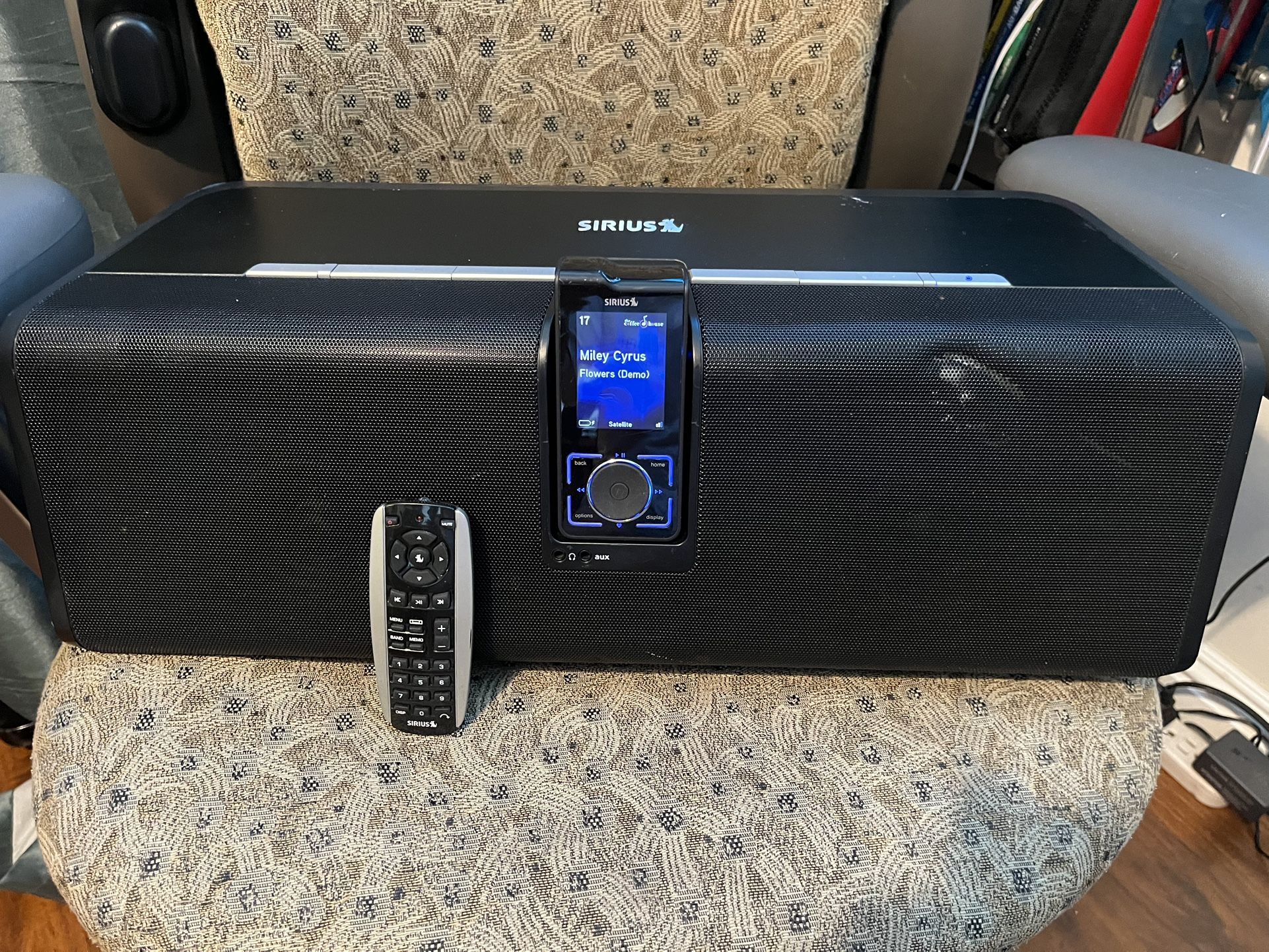 Sirius Stiletto 2 SL2 Portable Satellite Radio & Boombox. ACTIVED