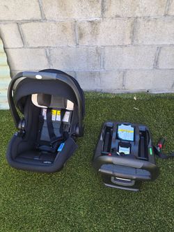Graco Infant Car Seat with base. Including additional base