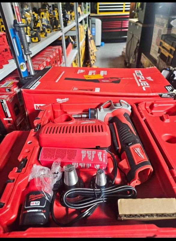 MILWUAKEE M12 CORDLES EXPANSION TOOL KIT NEW