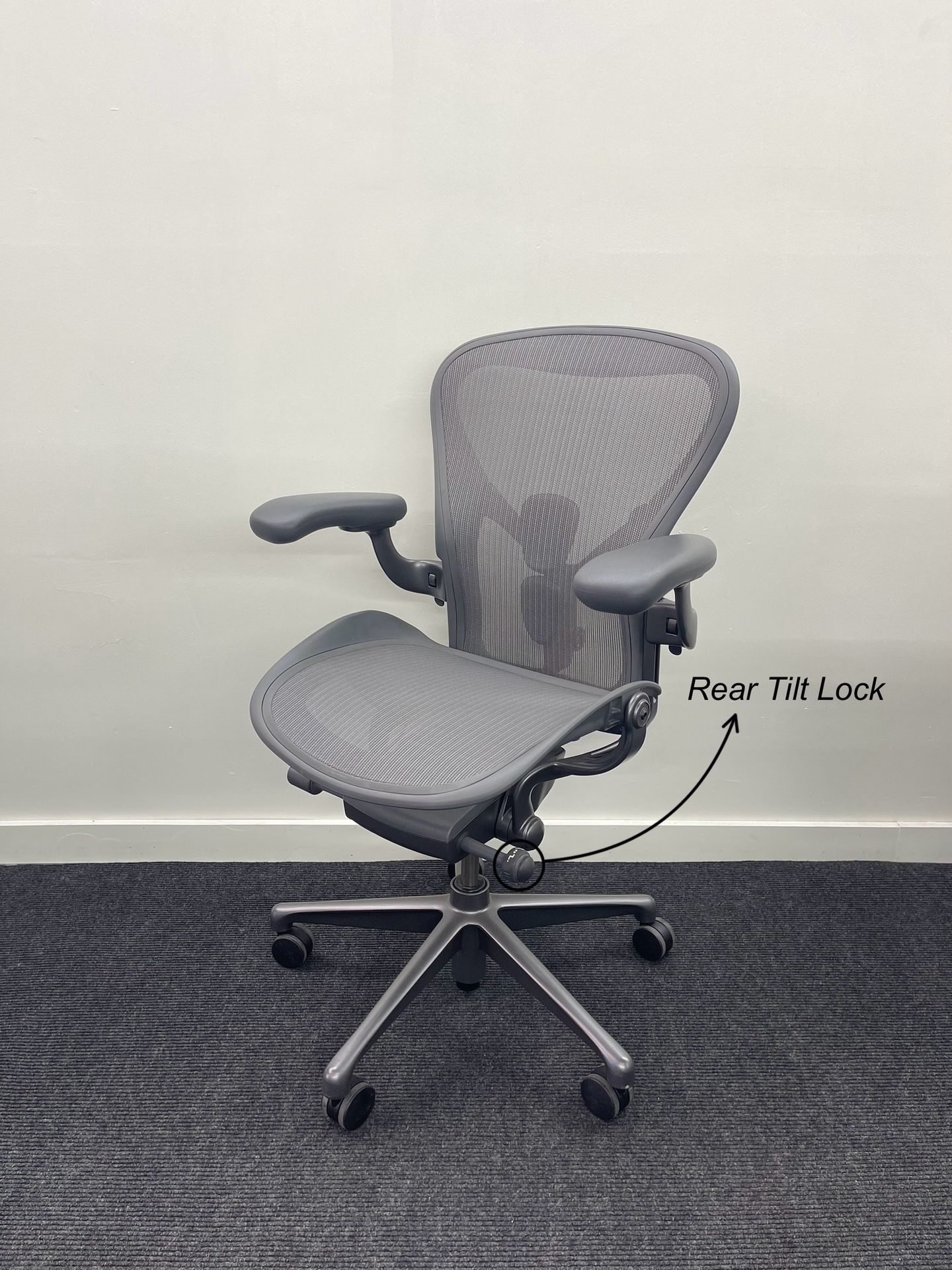 LIKE NEW HERMAN MILLER REMASTERED AERON CHAIR SIZE B SATIN CARBON FINISH!