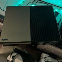 Xbox One W/ Controller