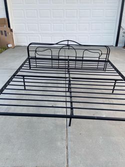 California King bed frame!! Black metal vintage style!!
