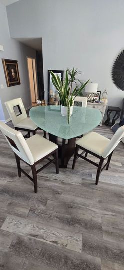 🔥 Beautiful Glass Dining Set – 4 Chairs + Designer Table – $500 OBO