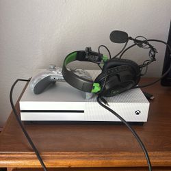 Xbox One With Head Set And Remote Controller 