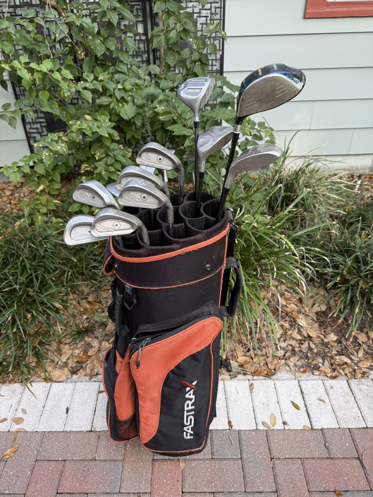 Mens Ping eye 2 golf club set. Complete right handed set with golf bag