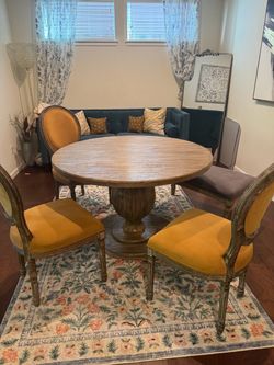 Dining set sits 5