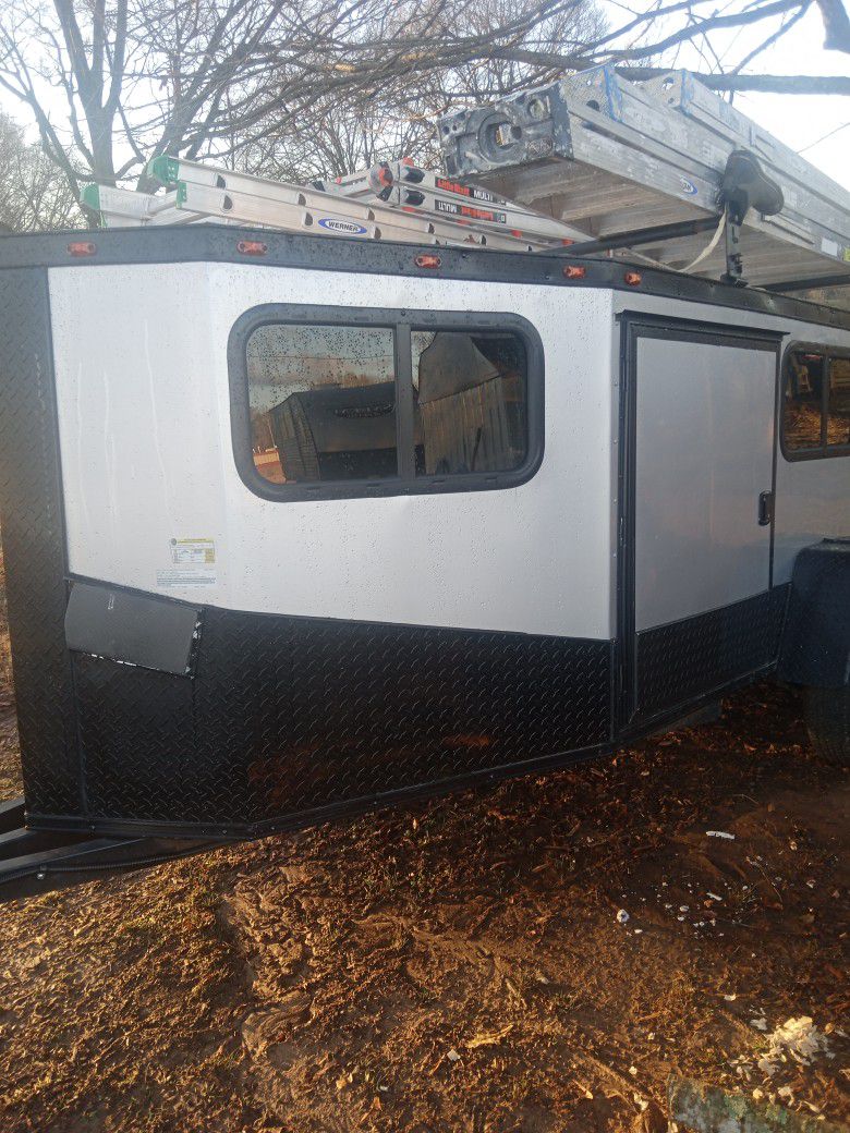 Camper/Trailer With AC And Let Her Racks Sleeps Too Comfortably
