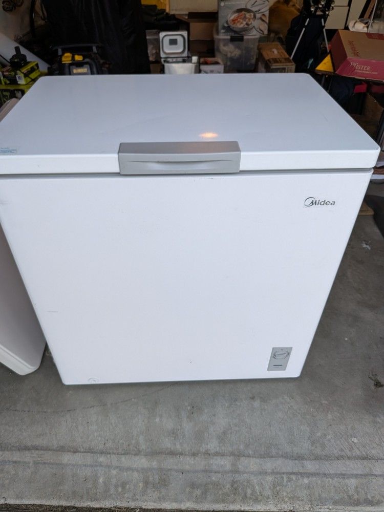 Midea 7 cu. feet Freezer