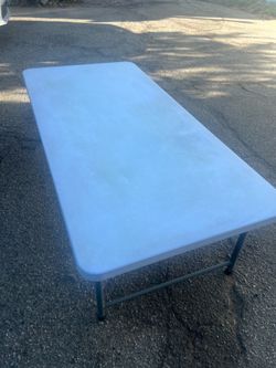 Folding table