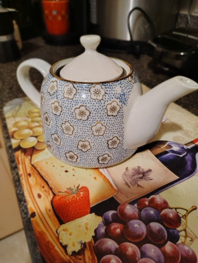 GORGEOUS CERAMIC BLUE AND WHITE TEA POT WITH STRAINER