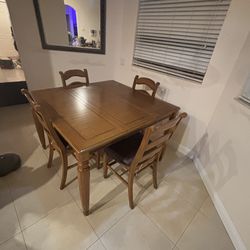 Great breakfast table in excellent condition