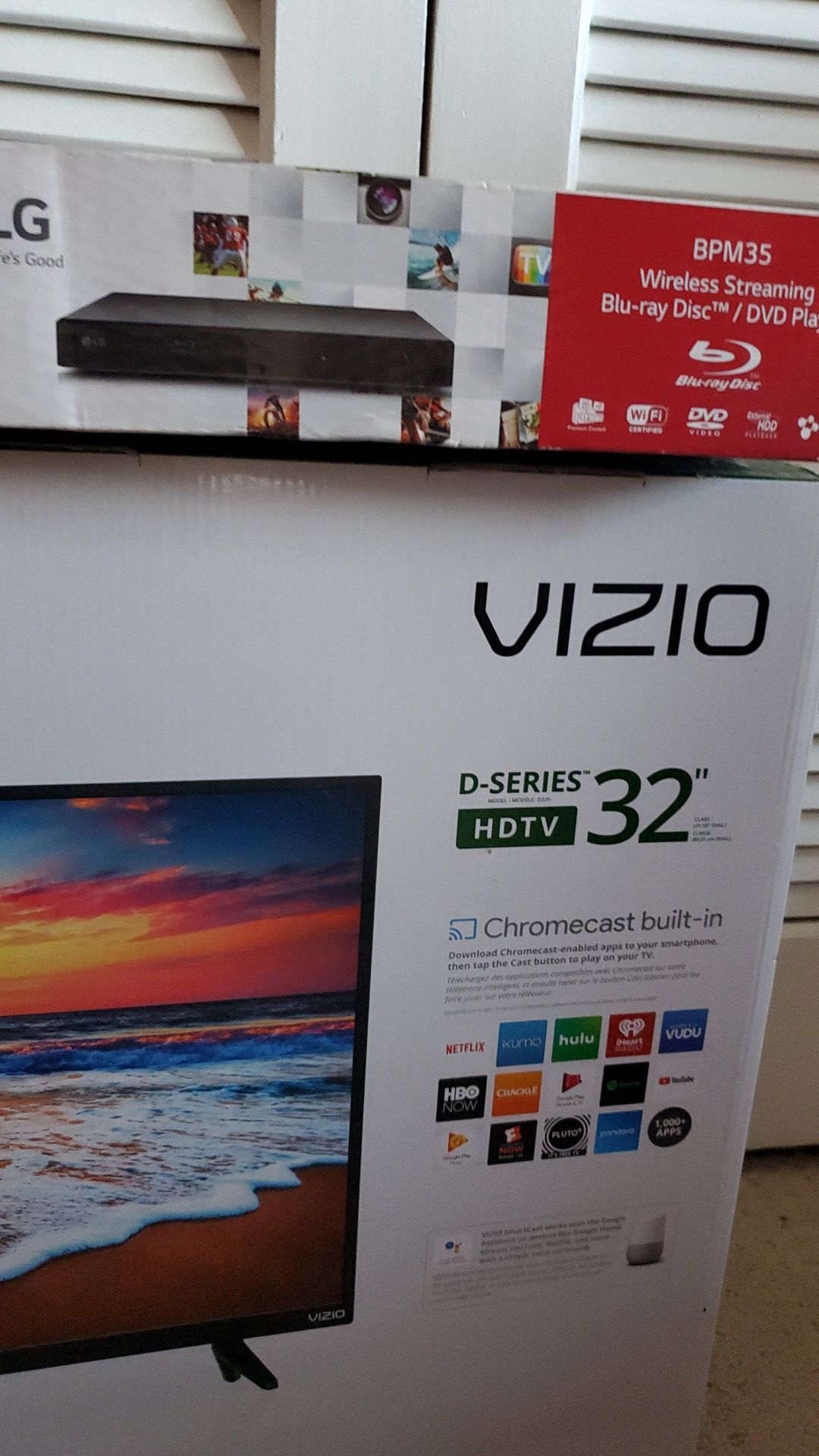 32" smart HD tv with bluray player