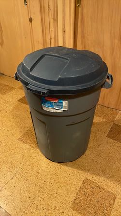Rubbermaid 32 gallon garbage can