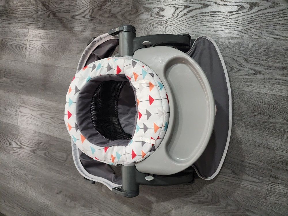 Fisher-Price Travel Baby Chair On-the-Go Sit-Me-Up Floor Seat with Snack Tray and Canopy for Outdoor Use, Arrows Away