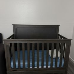 Simmons Monterey convertible crib & changing table/dresser with NEW Delta mattress