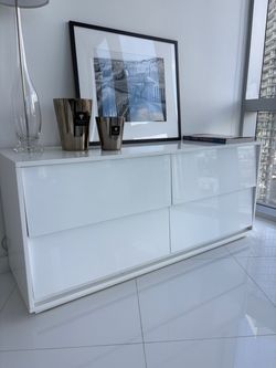 CB2 Shake Low Dresser – High-Gloss White – 4 Drawers
