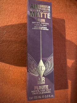Charlotte Tilbury 
Airbrush Flawless Matte Blurring & Waterproof Setting Spray