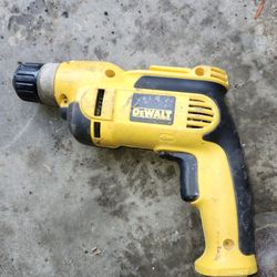 DeWalt 8 amps 3/8 in. VSR Corded Drill