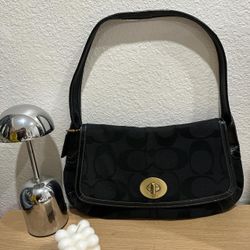 Black vintage coach purse. In excellent condition(229)68