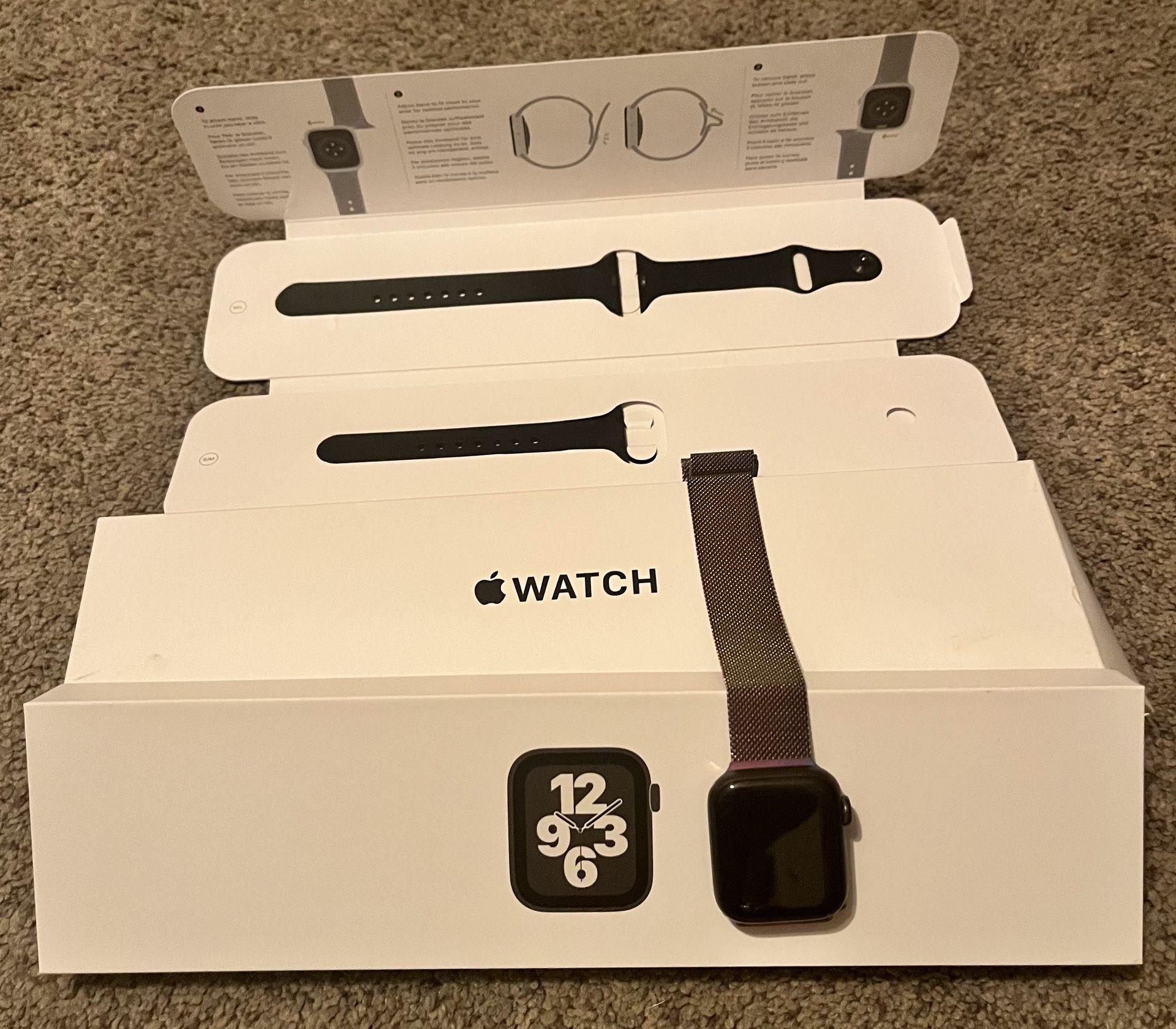 MINT Condition 40mm Apple Watch SE