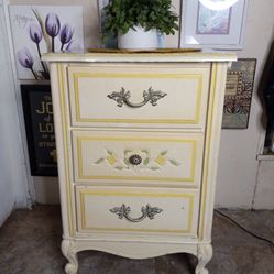 🍀🌹VINTAGE FRENCH PROVINCIAL CHEST/3 DRAWER SOLID WOOD -EXCELLENT QUALITY☘️🌹