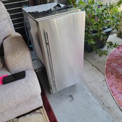 Scotsman Commercial/Residential/FOOD TRUCK ICE MAKER MACHONE LIKE NEW