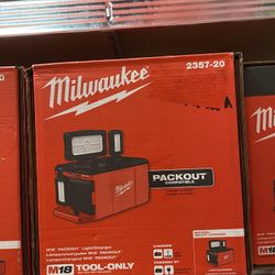 Milwaukee M18 18-Volt Lithium-Ion Cordless PACKOUT 3000 Lumens LED Light with Built-In Charger