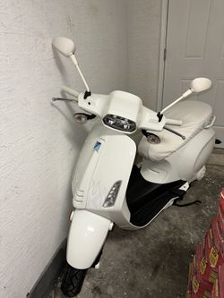 Justin Bieber Vespa With Helmet