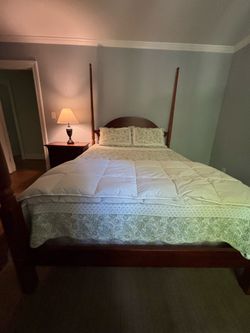 QUEEN  SIZE FOUR POSTER BED SET