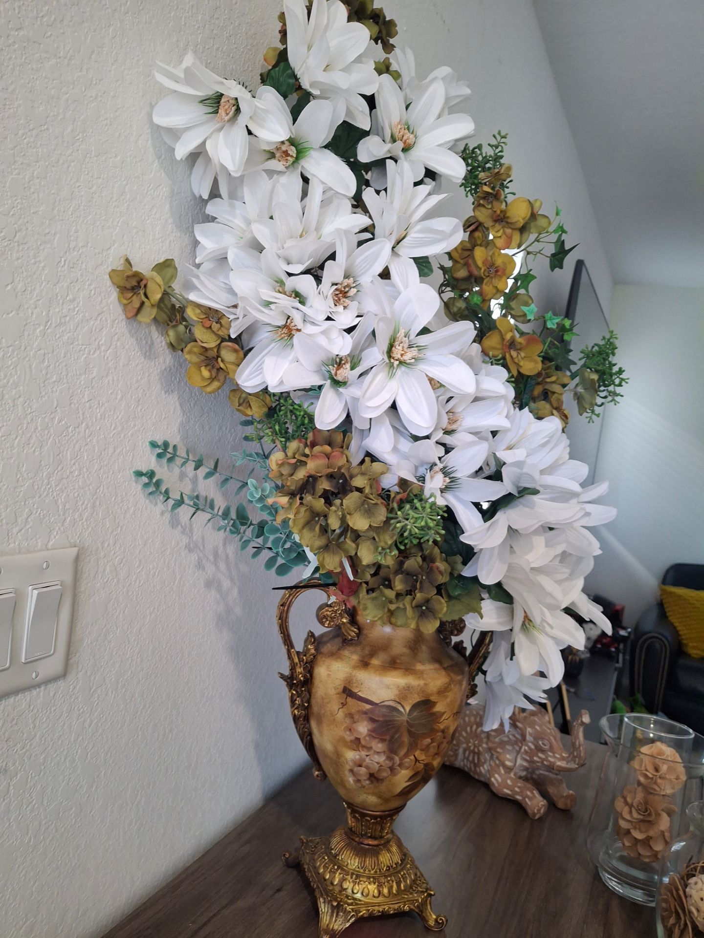 Florero Antiguo con arreglo floral follage verdes y flores Bla cas