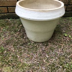 White Ceramic Flower Pot w/Drainage 