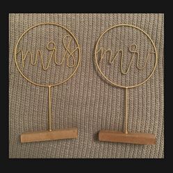 Mr. & Mrs. gold circle table toppers. perfect for any sweetheart table! 