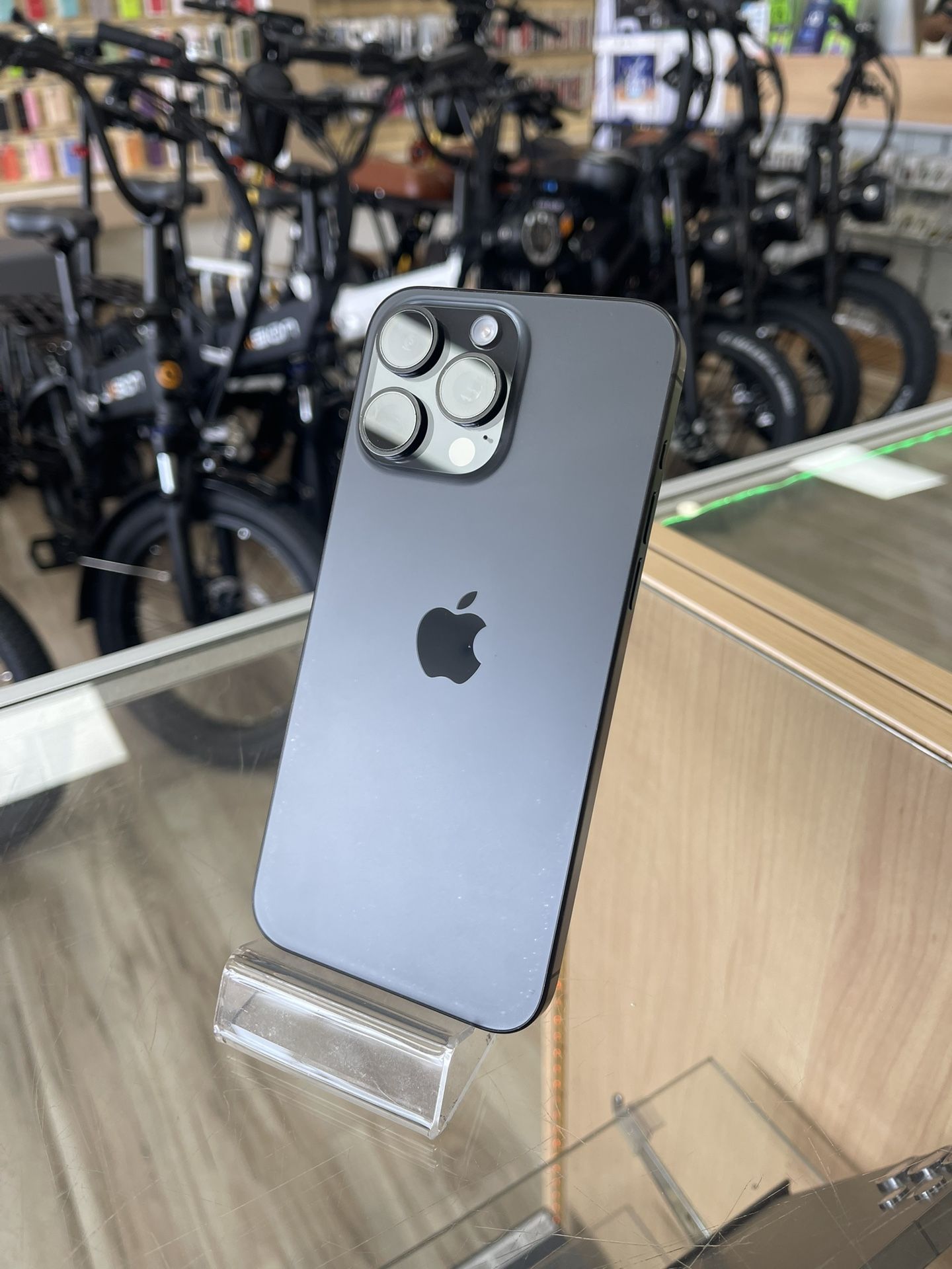 iPhone 15 Pro Max Black 256GB Fully Unlocked Can Be Used With Any Carrier! Shop Without Using Credit! $0 To $100 Down To Take It Today!