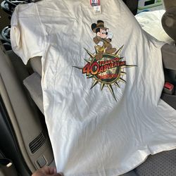 Vintage 1995 Disney  40 years of adventure t shirt. XL