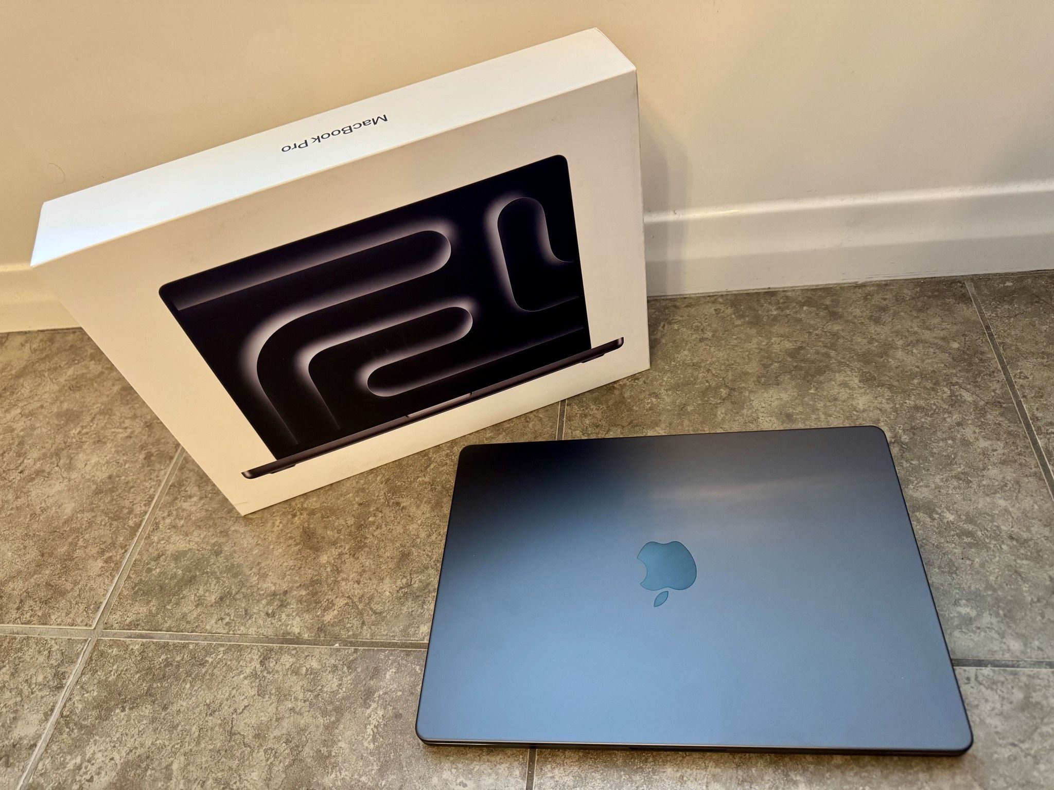 Apple 2024 MacBook Pro 14-inch Space Black / MW2V3LL/A / Model A3112 (Like New!)