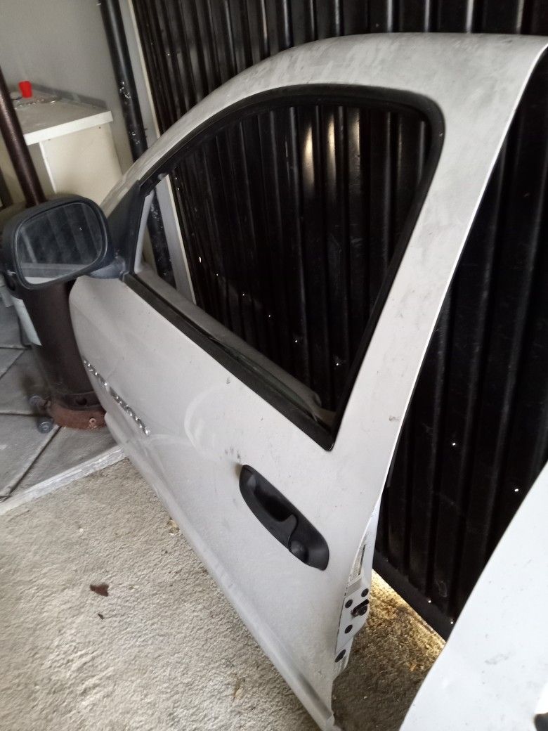 2006 Dodge Ram 2500 Driver Door