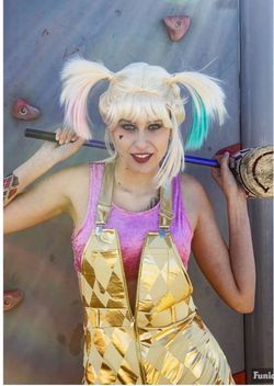 Harley Quinn costume (from *Birds of Prey*) —"Booby Trap" style— for women; includes jumpsuit, wig, and ham