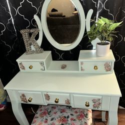 Beautiful Vanity for Sale - Perfect for Your Makeup Routine!