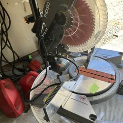 Ridged Miter Saw W/ 4 Extra Blades