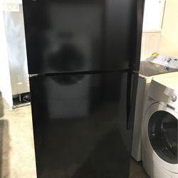 Whirlpool Black Refrigerator Top Freezer ( Hablo Espanol ) 