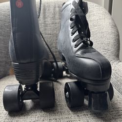 🛼 Black Quad Roller Skates with Protective Gear & Carry Bag – Size 39 (Worn Once)