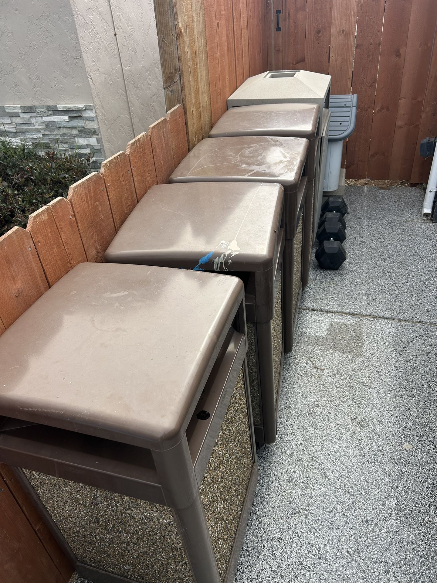 Vendo Botes Para La Basura 1 X $135. O Mejor Oferta. Y Comedor De Patio Con 3 Sillas X $135. O Mejor Oferta. Vendo Sillas Altas 5 X $135. O Mejor Ofe