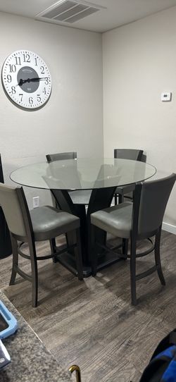 4-chair dining set, like new , selling due to moving.