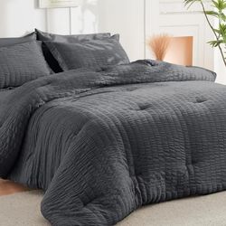 "New & Unused Full/Queen size, 3 piece, Seersucker design Comforter Set 