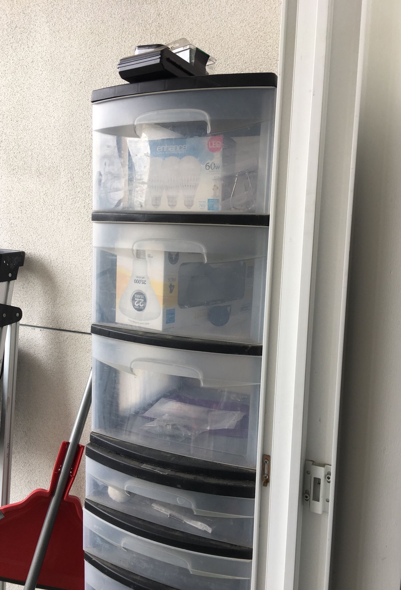 3 units of plastic drawers