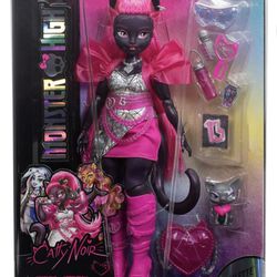 Monster High Catty Noir Doll & Pet Cat Amulette NEW!